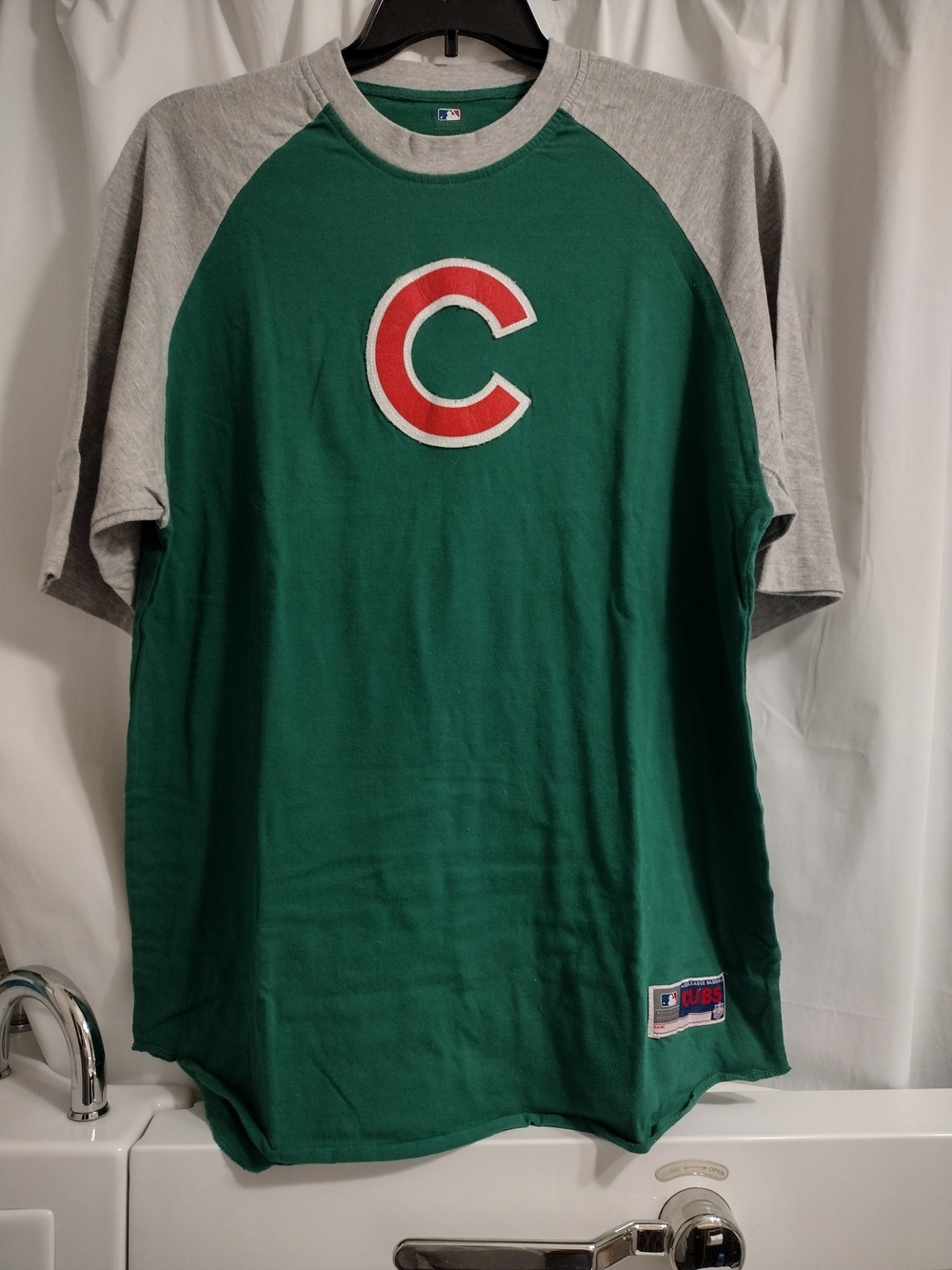 MLB Cubs Green Raglan Short-Sleeve Shirt with Gray Sleeves and Red Cubs Logo